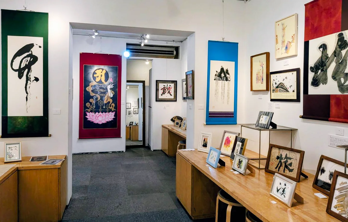 出口胡蝶個展「夢」の会場正面。壁面と展示台に書作品が並ぶギャラリー五峯の展示室